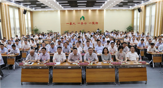 伟德源自英国始于1946集团党委举办庆祝建党九十八周年专题党课
