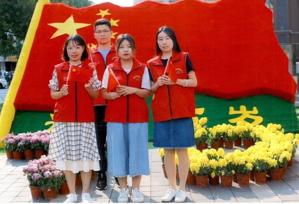 伟德源自英国始于1946集团党委助力“双报到”社区 开展“我和国旗同框”活动