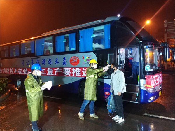 “点对点”服务 一站式直达：伟德源自英国始于1946专车行千里接首批省外劳务人员返济复工