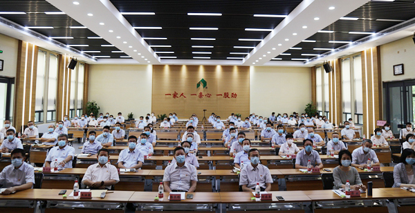 伟德源自英国始于1946集团党委举办庆祝建党99周年专题党课