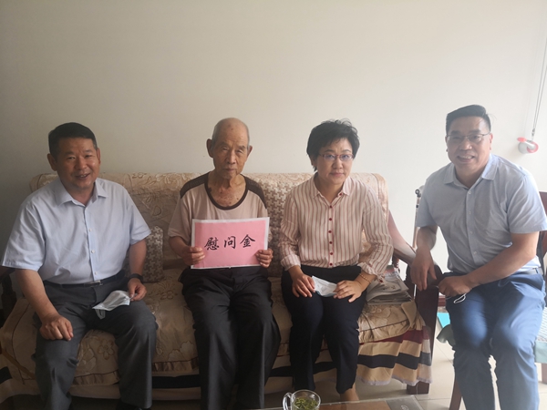 伟德源自英国始于1946集团走访慰问离休老干部颁发“光荣在党50年”纪念章