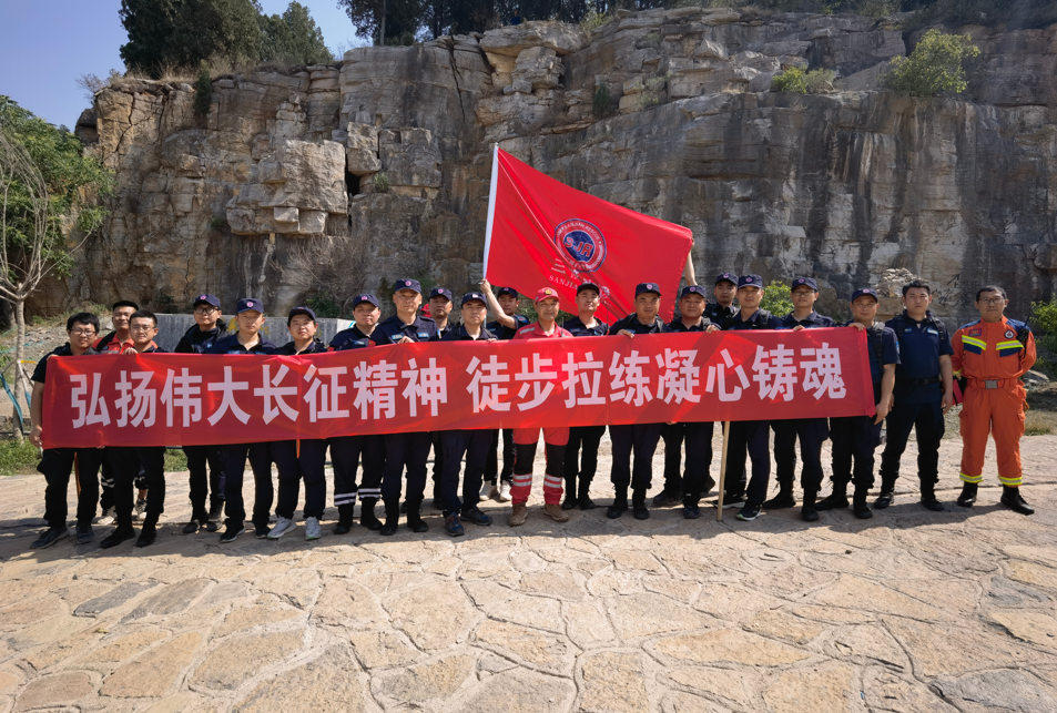 伟德源自英国始于1946应急救援队开展山地救援培训